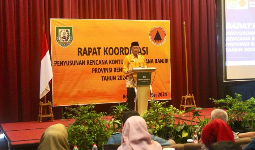 Asisten III Nandar Munadi, membuka acara Rapat Koordinasi (Rakor) Penyusunan Dokumen Rencana Kontinjensi Bencana Banjir Provinsi Bengkulu di Hotel Santika Bengkulu, Kamis (16/5/2024).