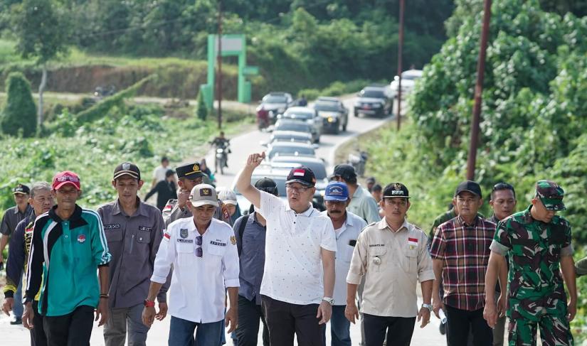 Gubernur Bengkulu Rohidin Mersyah saat kunjungannya ke Pulau Enggano meninjau progres pembangunan infrastruktur di pulau terluar.