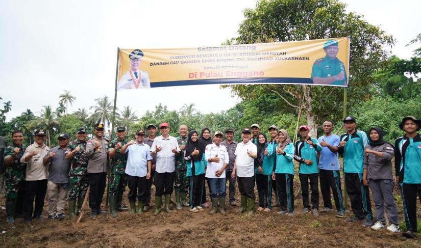 Gubernur Bengkulu Rohidin Mersyah bersama Danrem 041/Gamas Brigjen TNI Rachmad Zulkarnaen melakukan kunjungan kerja ke Pulau Enggano pada hari Jum'at (24/5). 