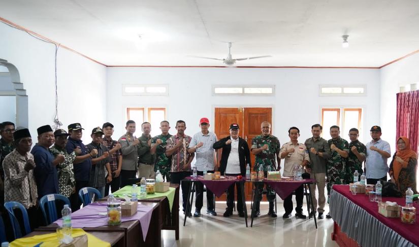 Gubernur Bengkulu Rohidin Mersyah dan Danrem 041/Gamas Brigjen TNI Rachmad Zulkarnaen menyempatkan diri untuk bertemu dengan aparat Desa Banjarsari, Kecamatan Enggano, pada hari Jumat (24/5).