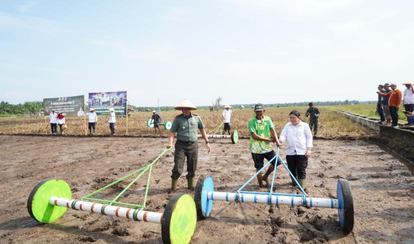 Bupati Seluma menghadiri Rapat Koordinasi Wilayah (Rakorwil) Percepatan Luas Tambah Tanah (LTT) Pajale dan acara Tanam Bersama Padi Atabela di Desa Sarimulyo, Kecamatan Sukaraja, pada Rabu (19/6/2024).