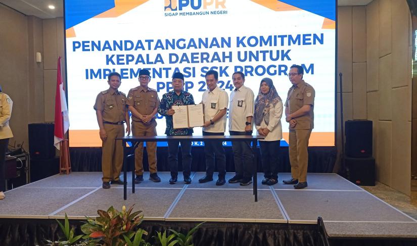 Wakil Bupati Seluma menandatangani komitmen kepala daerah untuk implementasi Strategi Sanitasi Kota, di Aula Two K Azana Style Hotel Bengkulu pada Selasa (2/7/2024).