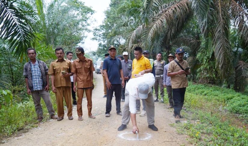 Bupati Seluma memimpin pelaksanaan titik nol pembangunan tiga link jalan lingkungan milik Pemerintah Daerah di dua kecamatan, Senin (29/7/2024).