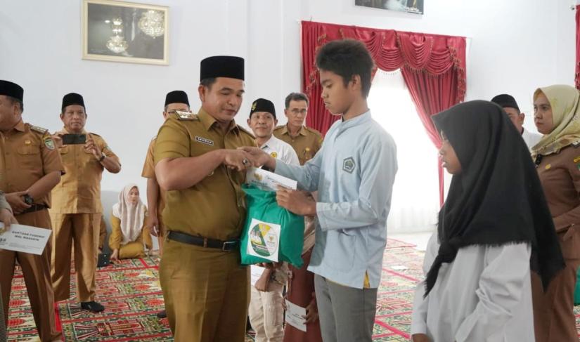 Yasinan dan pemberian bantuan kepada anak yatim, yatim piatu, fakir miskin, serta penderita thalasemia, di Gedung Daerah Serasan Seijoan, Selasa (6/8/2024).