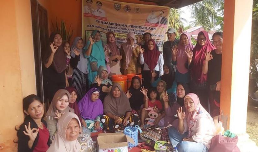 Para kader lingkungan di Kota Bengkulu saat mengikuti pelatihan pengelolaan sampah, Kamis (21/11/2024). (Aswari~PenaRafflesia.Com)