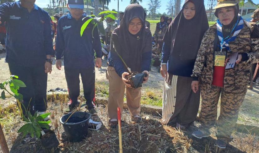 Kepala Dinas LHK Provinsi Bengkulu saat menanam bibit pohon dalam upaya penghijauan di Kota Bengkulu. (Aldo~PenaRafflesia.Com)