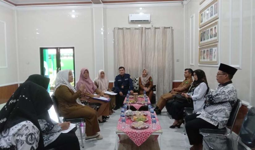 Sosialisasi gerakan PBLHS yang dilakukan Dinas LHK Provinsi Bengkulu dengan mendatangi sekolah Program Adiwiyata. (Swandi~PenaRafflesia.Com)