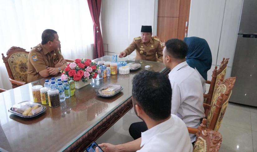 Plt Gubernur Rosjonsyah sewaktu membahas rencana jaminan sosial untuk petugas Adhoc Pilkada Serentak 2024. (Anasril-PenaRafflesia.Com)