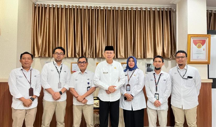 Sekda Isnan Fajri dan Kadis Kominfotik Oslita bersama lembaga penyiaran TVRI, Sabtu (9/11/2024). (Swandi-PenaRafflesia.Com)