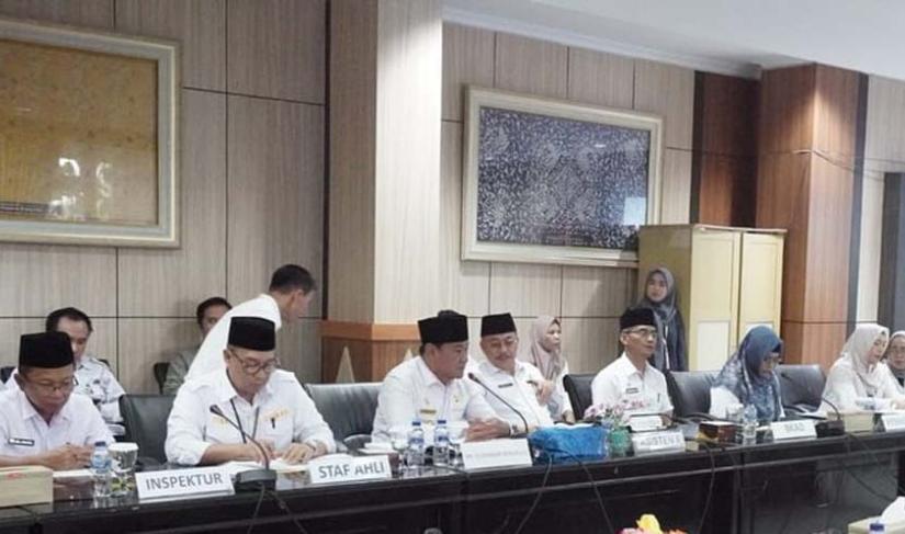 Plt Gubernur Rosjonsyah saat memimpin rapat upaya mewujudkan tata kelola pemerintahan yang bersih, transparan dan akuntabel, Senin (2/12/2024). (Redi~PenaRafflesia.Com)