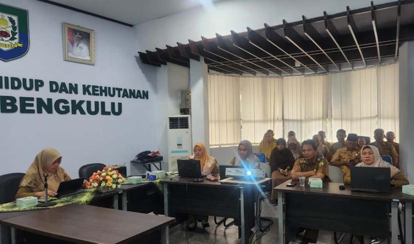 Kepala Dinas LHK Provinsi Bengkulu, Safnizar, S.Hut, MP saat mengikuti validasi KLHS RPJMD Provinsi Bengkulu 2025-2029, Senin (2/12/224). (Aldo~PenaRafflesia.Com)