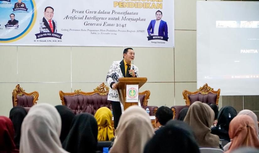 Plh Sekda Haryadi memberikan pengarahan saat peringatan HGN 2024, dan ucapan terima kasih pada guru yang telah berperan dalam kemajuan Bengkulu, Sabtu (30/11/2024). (Redi~PenaRafflesia.Com)