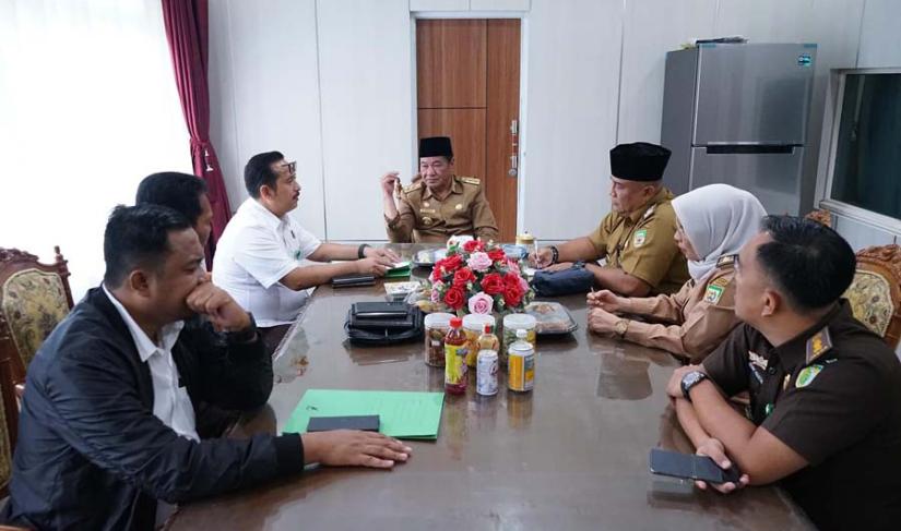 Plt Gubernur Rosjonsyah saat menerima audiensi perwakilan Kejati Bengkulu untuk membahas peringatan HAKORDIA Tahun 2024, Selasa (3/12/2024). (Redi~PenaRafflesia.Com)
