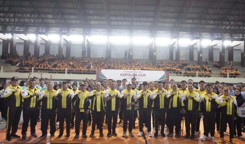 Plt Gubenur Rosjonsyah dan Kapolda Bengkulu Irjen Pol. Anwar saat membuka Kejurda Bola Voli Indoor Kapolda Cup 2024 di GOR Sawah Lebar, Kamis (5/12/2024). (Angga~PenaRafflesia.Com)