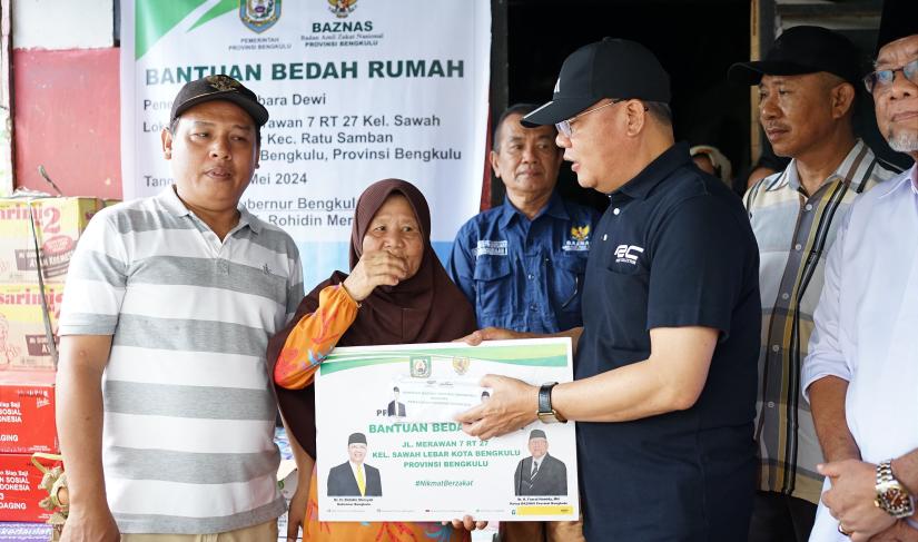 Gubernur Bengkulu Rohidin Mersyah menyalurkan bantuan tali asih bedah rumah kepada dua keluarga di Jalan Merawan 7 RT 27, Kelurahan Sawah Lebar Lama, Kecamatan Ratu Samban, Kota Bengkulu, pada hari Selasa, 14 Mei 2024.