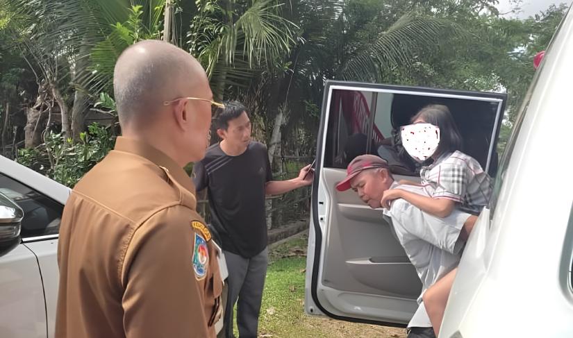 Bupati Gusnan Mulyadi mendampingi langsung penjemputan warga BS yang sakit.