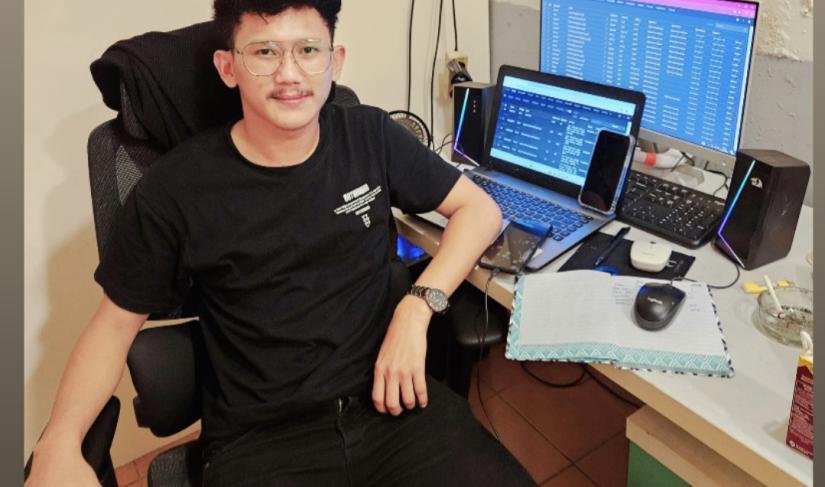 Dery AS Pengelola Server dan IT Langanan para artis memperbaiki akun yang hilang. (Doc:gus2)