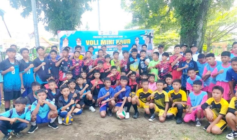 Foto bersama peserta dengan Ketua PBVSI, belum lama ini