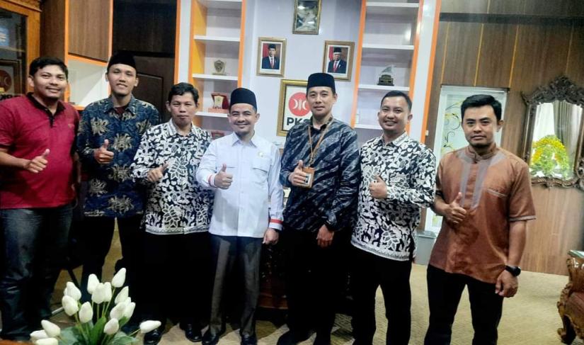 Foto Bersama Dewan Guru bersama Wakil Ketua DPRD Kota Bengkulu Usai Menggelar Audiensi Seputar pendidikan Foto/Dok: Agus