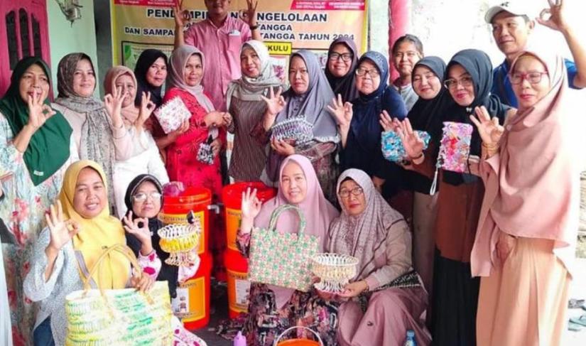 Dinas LHK Provinsi Bengkulu saat menyalurkan bantuan peralatan pengelolaan sampah rumah tangga kepada kelompok masyarakat. (Redi~PenaRafflesia.Com)