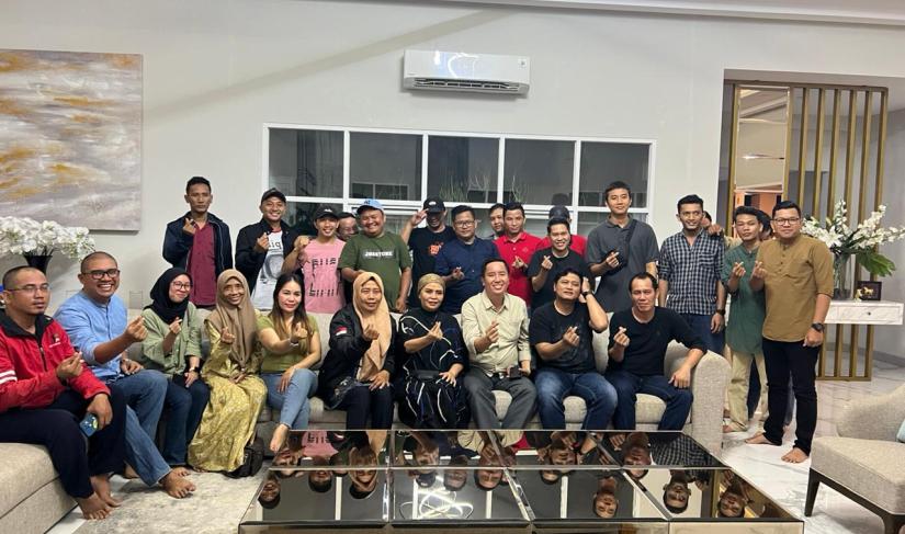 Branch Manager Agung Toyota Bengkulu saat Berbincang Bincang dengan Masyrakat Bahas Soal Pilgub da Seputar Bisnis Foto/dok: