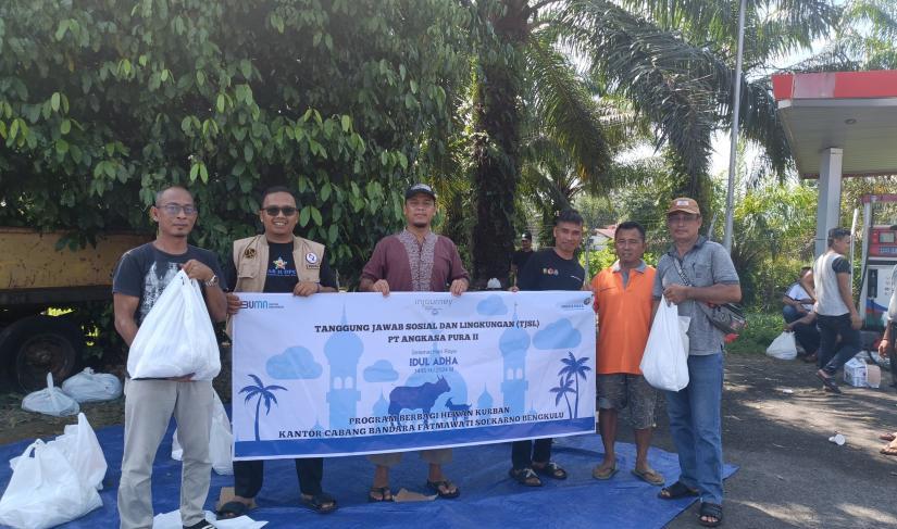 Angkasa Pura II Bengkulu Bagikan 390 Paket Kurban ke Warga Sekitar Bandara