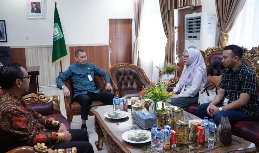 Sekda Isnan Fajri berdiskusi dengan BPJS Ketenagakerjaan untuk meningkatkan perlindungan sosial pada pekerja, Rabu (30/10/2024). (Aldo-PenaRafflesia.Com)