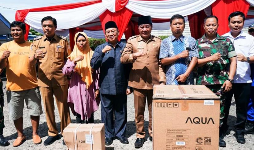 Plt Gubernur Rosjonsyah setelah menyerahkan bantuan peralatan untuk menunjang sektor perikanan pada masyarakat, Rabu (27/11/2024). (Swandi~PenaRafflesia.Com)