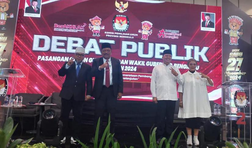 Helmi Hasan-Mi'an dan Rohidin Mersyah-Meriani saat mengikuti debat publik kedua, Selasa (12/11/2024). (Oki~PenaRafflesia.Com)