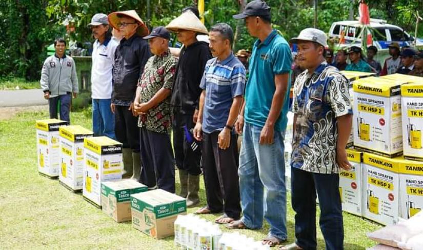Bantuan Alsintan dan bibit diberikan Gubernur Bengkulu Rohidin Mersyah kepada para kelompok tani, kemarin. (Foto : Deni/Penarafflesia.com).