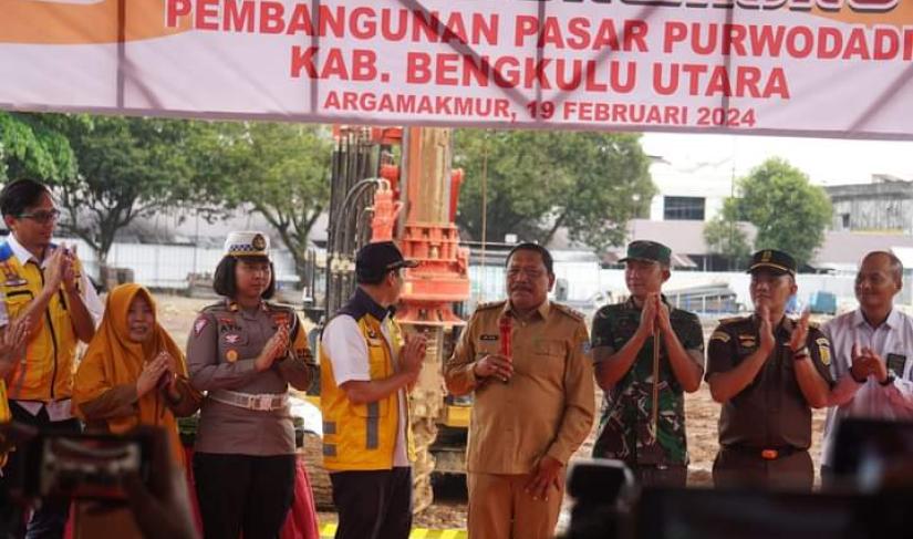 Bupati BU Ir mian Grounbreaking pembangunan pasar Purwodadi argamakmur/ Poto Redy penarafflesia.com