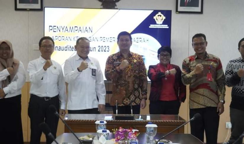 Wakil Bupati Bengkulu Utara, Arie Septia Adinata, S.E, M.Ap, didampingi Ketua DPRD Kabupaten Bengkulu Utara, Sonti Bakara, S.H, menyerahkan Laporan Keuangan Pemerintah Daerah (LKPD) tahun anggaran 2023 ke Badan Pemeriksa Keuangan (BPK) perwakilan Provinsi Bengkulu/Poto Redy penarafflesia.com 