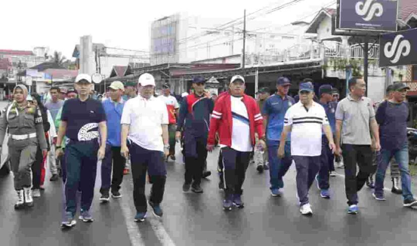 Poto bupati dan wakil bupati seluma saat jalan santai