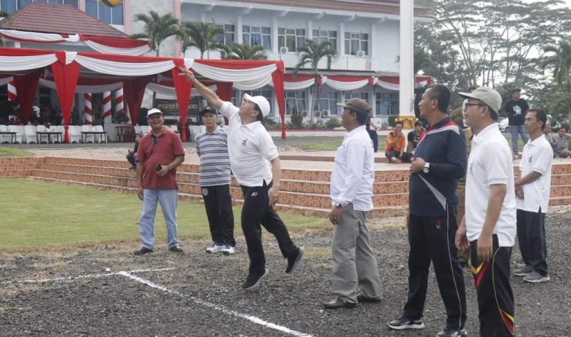 Sekda Seluma saat membuka lounching perlombaan di halaman kantor Bupati Seluma