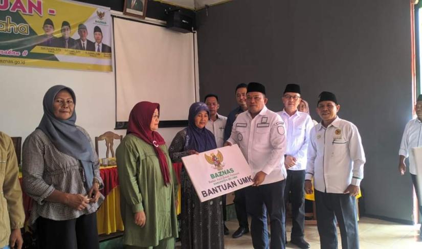 Bupati Seluma Erwin Octavian, SE saat mendistribusikan bantuan UMK dan alat kerja ke Masyrakat penerima