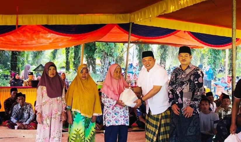 Bupati Seluma Erwin Octavian Bagikan bantuan sembako kepada warga Lunjuk kecamatan Seluma Barat