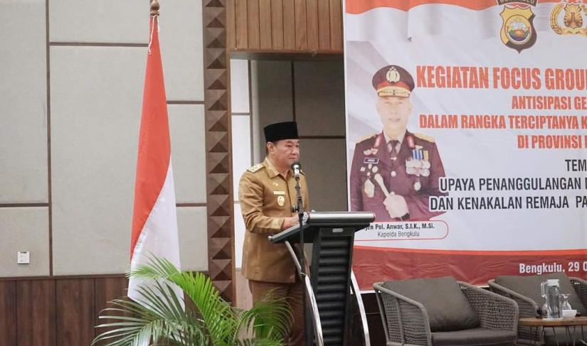 Plt Gubernur Rosjonsyah saat menyampaikan sambutan dalam FGD terkait genk motor dan kenakalan remaja yang digelar Polda Bengkulu, Selasa (19/10/2024). (Agung-PenaRafflesia.Com)