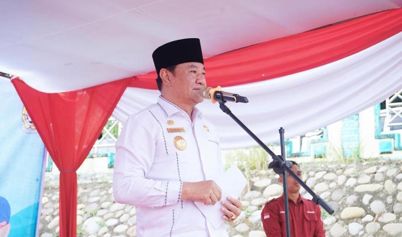 Plt Gubernur Rosjonsyah memberikan arahan dalam peringatan HKN ke-60 Tahun 2024 yang digelar di lapangan RSJKO Bengkulu, Rabu (6/11/2024). (Aswari-PenaRaffelsia.Com)