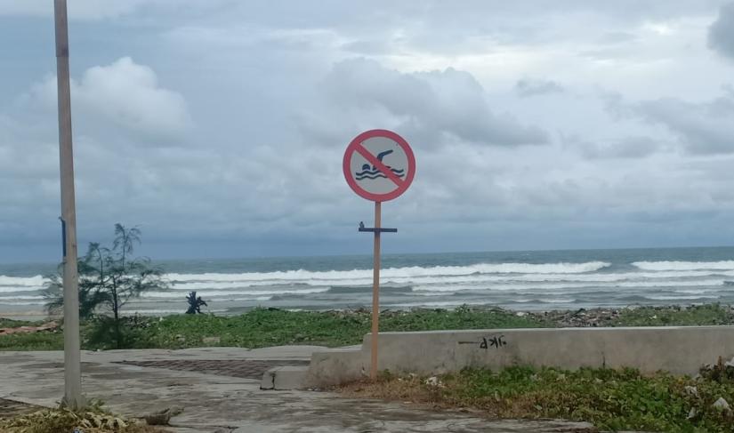 Tanda larangan berenag di Pantai Panjang.