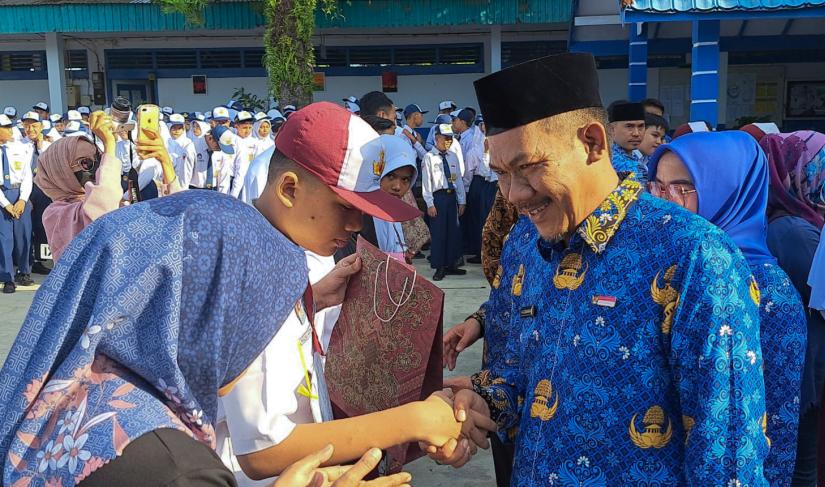 Kadis Dikbud Kota Bengkulu A Gunawan saat menyalurkan bantuan program Gerakan Peduli Siswa di salah satu sekolah di Kota Bengkulu, kemarin. (Foto: Fatmala/Penarafflesia.com).