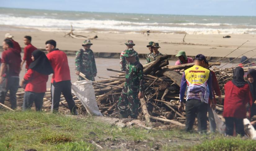 Kodim 0423 Bu Gelar Bakti sosial bersih pantai desa kota agung 