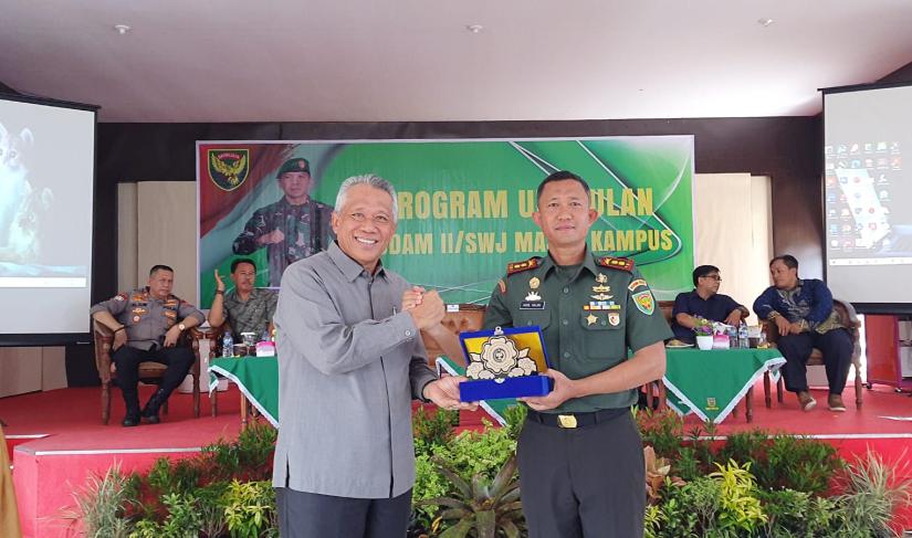 Program unggulan Kodam II/Sriwijaya masuk kampus unras Arga Makmur (Foto: Redy/penarafflesia.com)