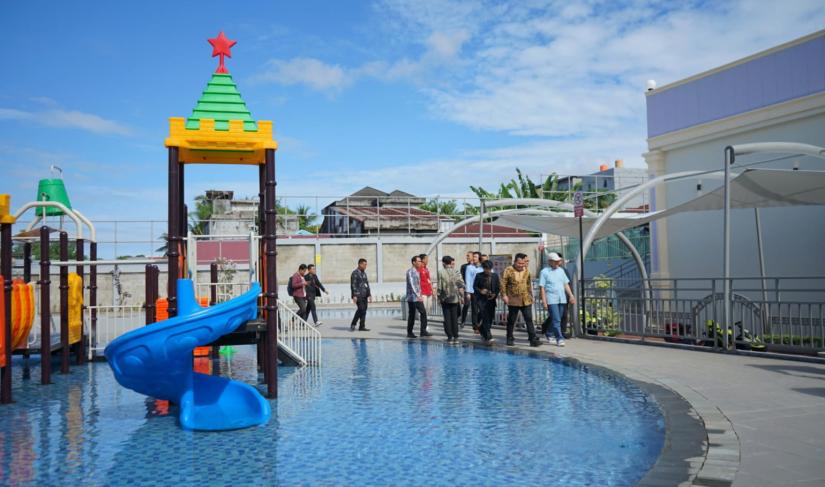 Gubernur resmikan Yodan District II Two-K Azana Style Hotel di Jl. Pangeran Natadirja KM. 6.5, Kota Bengkulu, bersama pemilik hotel, Yosia Yodan, Sabtu (20/1/24) (foto:Tedy/Penarafflesia.com)