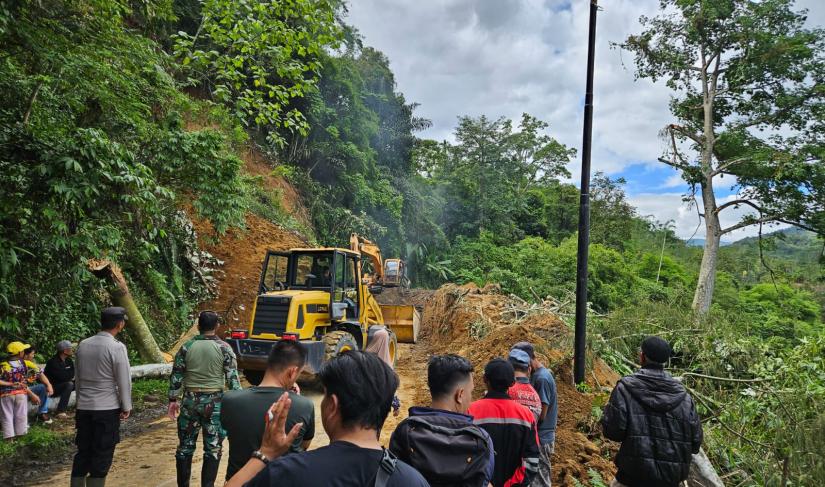 Pemprov dan Pemda tengah membuka jalur yang tertimbun Tanah longsor. (foto : BPBD RL/Penarafflesia.com).
