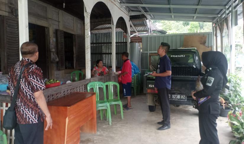 Tiga TKA asal India disidak Petugas Kantor Imigrasi, kemarin. (Foto: Agus/Penarafflesia.com).