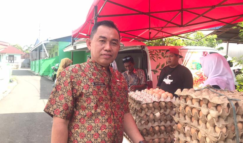 Kabag Perekonomian Setda Kota Bengkulu Dadi Hartono saat meninjau operasi pasar di Kelurahan Anggut, Kamis (25/1/24). (Foto:Fatmala/Penarafflesia.com).