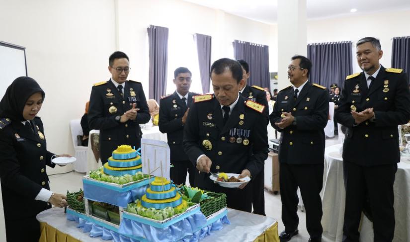 Kakanwil Kemenkumham Bengkulu Santosa memimpin upacara peringatan HBI ke 74, di Kantor Imigrasi Bengkulu, Jumat (26/1/24). (Foto:Yusuf/Penarafflesia.com).