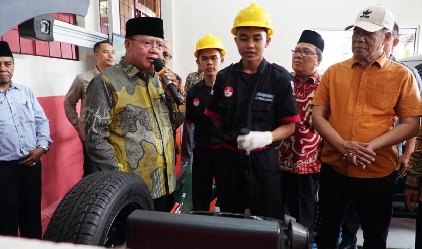 Gubernur Bengkulu Resmikan Teaching Factory 'Teknik Kendaraan Ringan' di SMKN 1 Air Rambai Kabupaten Rejang Lebong, Sabtu (27/1/24). (Foto:Dimas/MC).