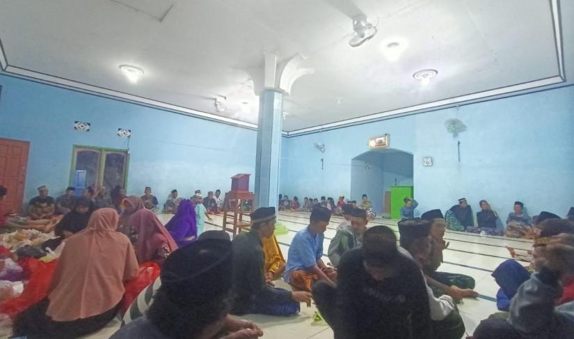 MERUWAH : Masyarakat dan warga berkumpul di masjid untuk mengadakan syukuran dalam menyambut bulan ramadhan, saptu malam (09/03)
