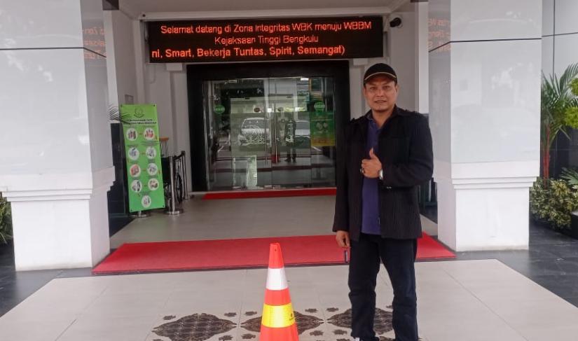 Ketua LSM pakar BU,resmi membuat laporan ke Kejati Bengkulu) Poto Redy penarafflesia.com